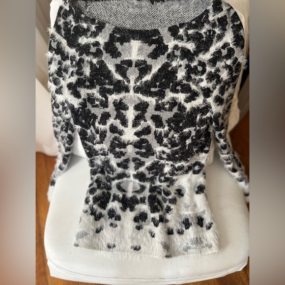 SALE 🎁 NEW Black, grey and white cheetah print sweater. Stunning and size M. - Picture 2 of 11